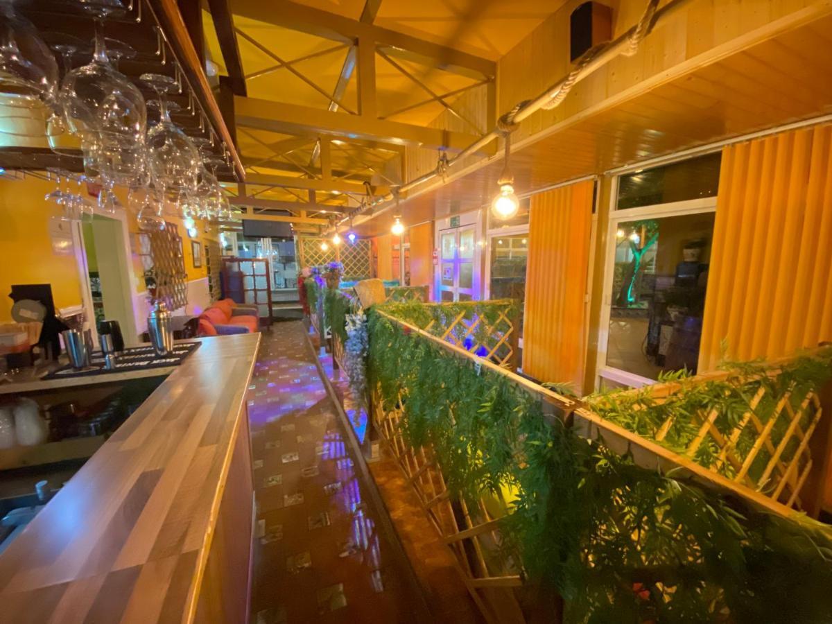 Hostal Avenida Andalucia - Solo Adultos Σεβίλλη Εξωτερικό φωτογραφία