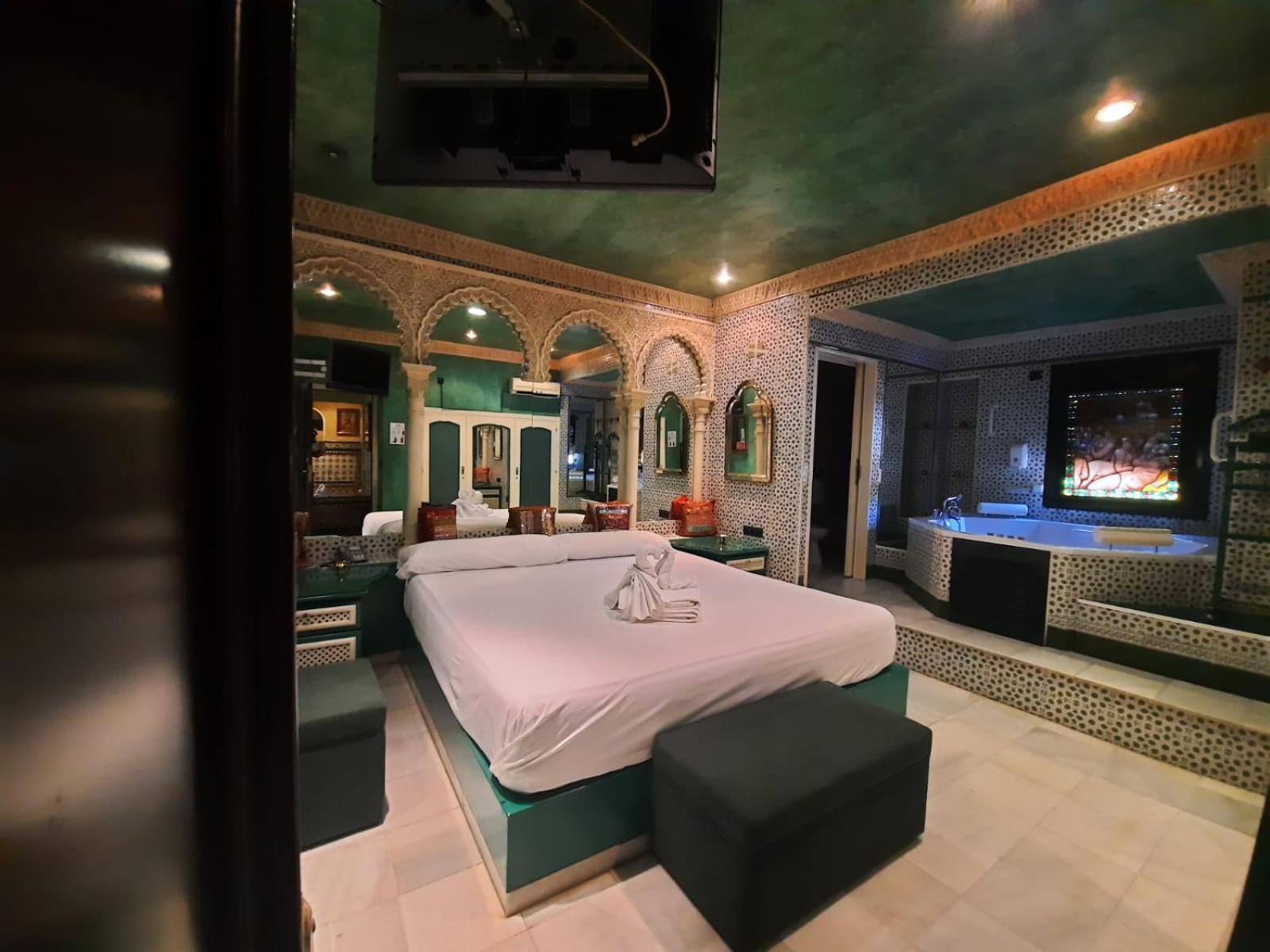 Hostal Avenida Andalucia - Solo Adultos Σεβίλλη Εξωτερικό φωτογραφία