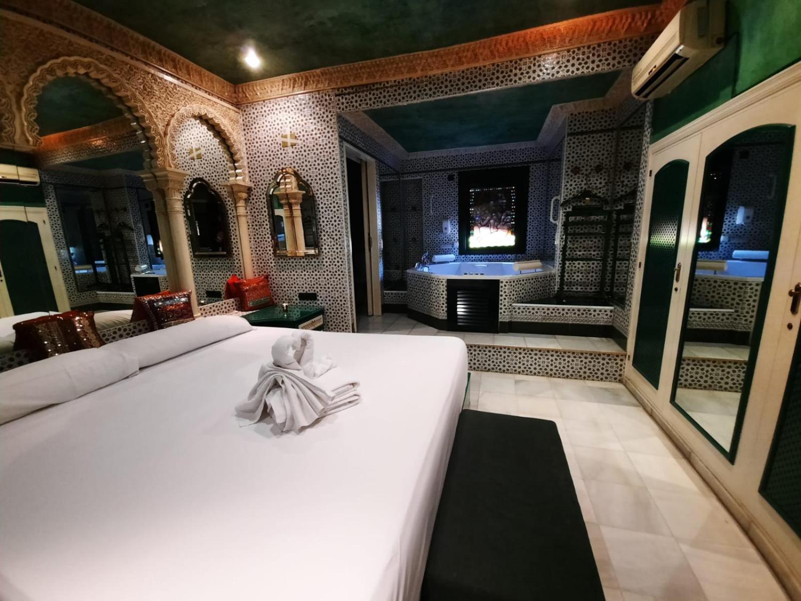 Hostal Avenida Andalucia - Solo Adultos Σεβίλλη Εξωτερικό φωτογραφία
