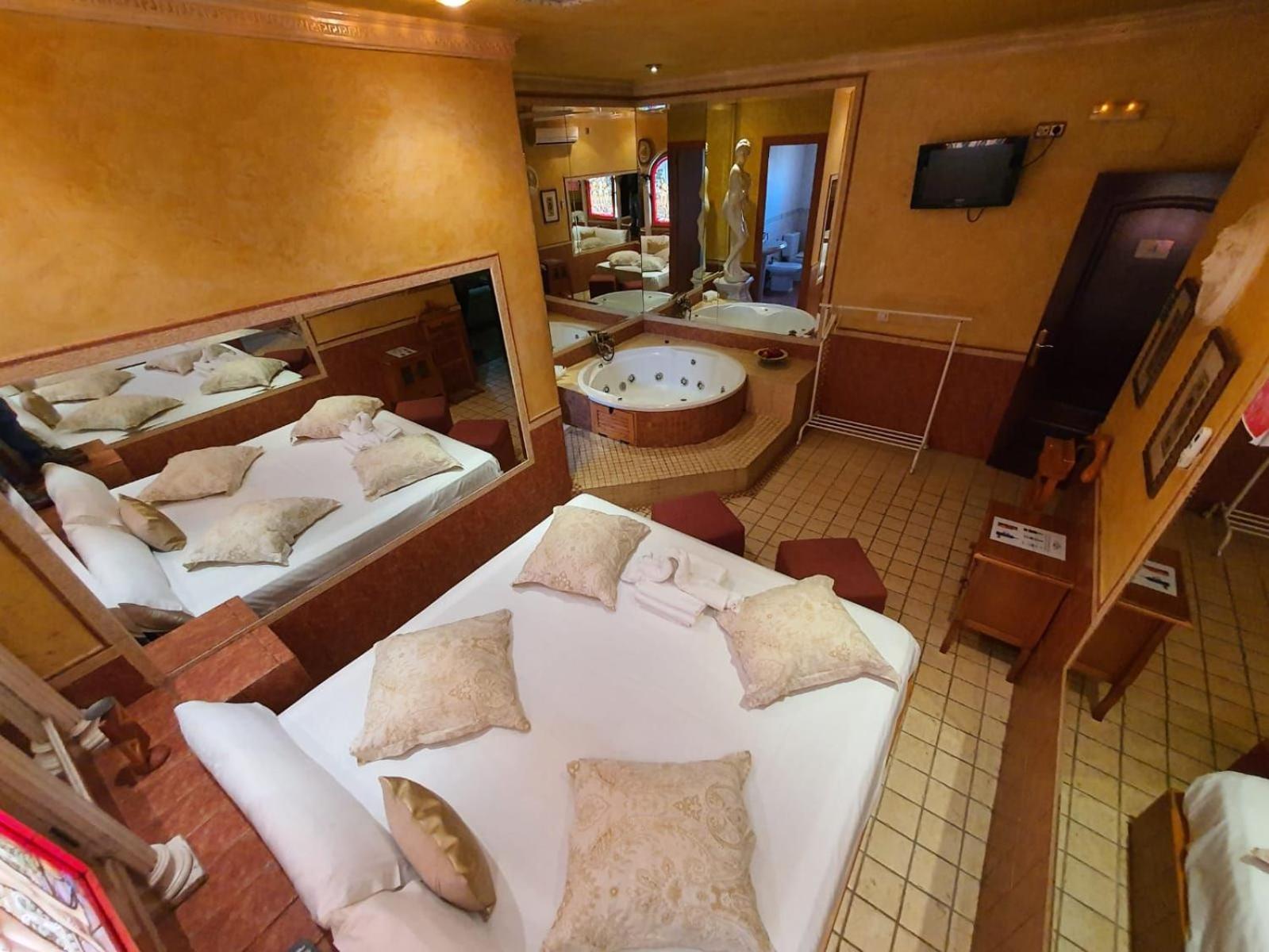Hostal Avenida Andalucia - Solo Adultos Σεβίλλη Εξωτερικό φωτογραφία